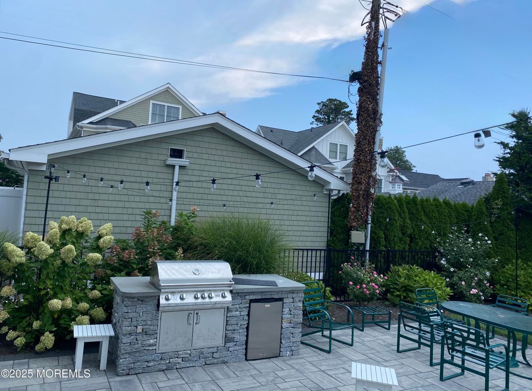 Exterior, Outdoor Kitchen