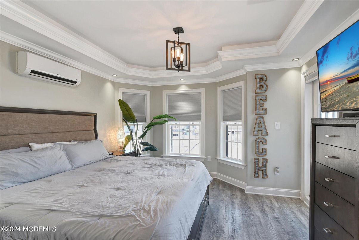 Bedroom, Interior, Pendant Lights, Recessed Lighting, Wood Texture Flooring