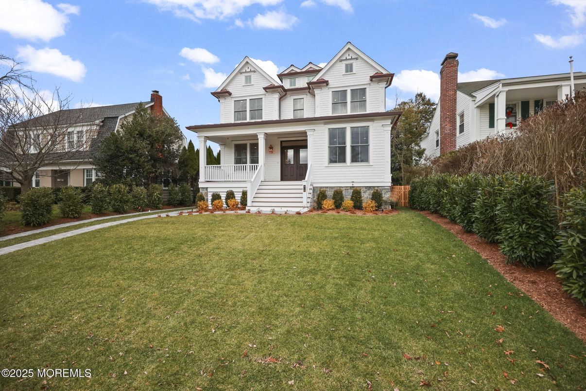Backyard, Exterior, Facade, Queen Anne Victorian