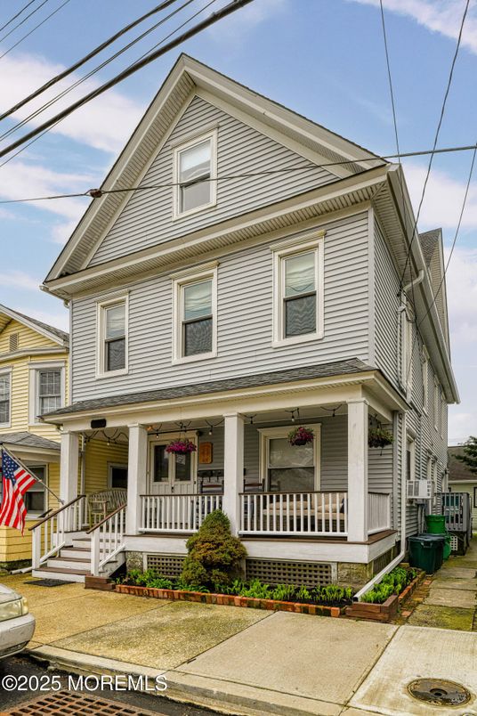 Exterior, Facade, Queen Anne Victorian