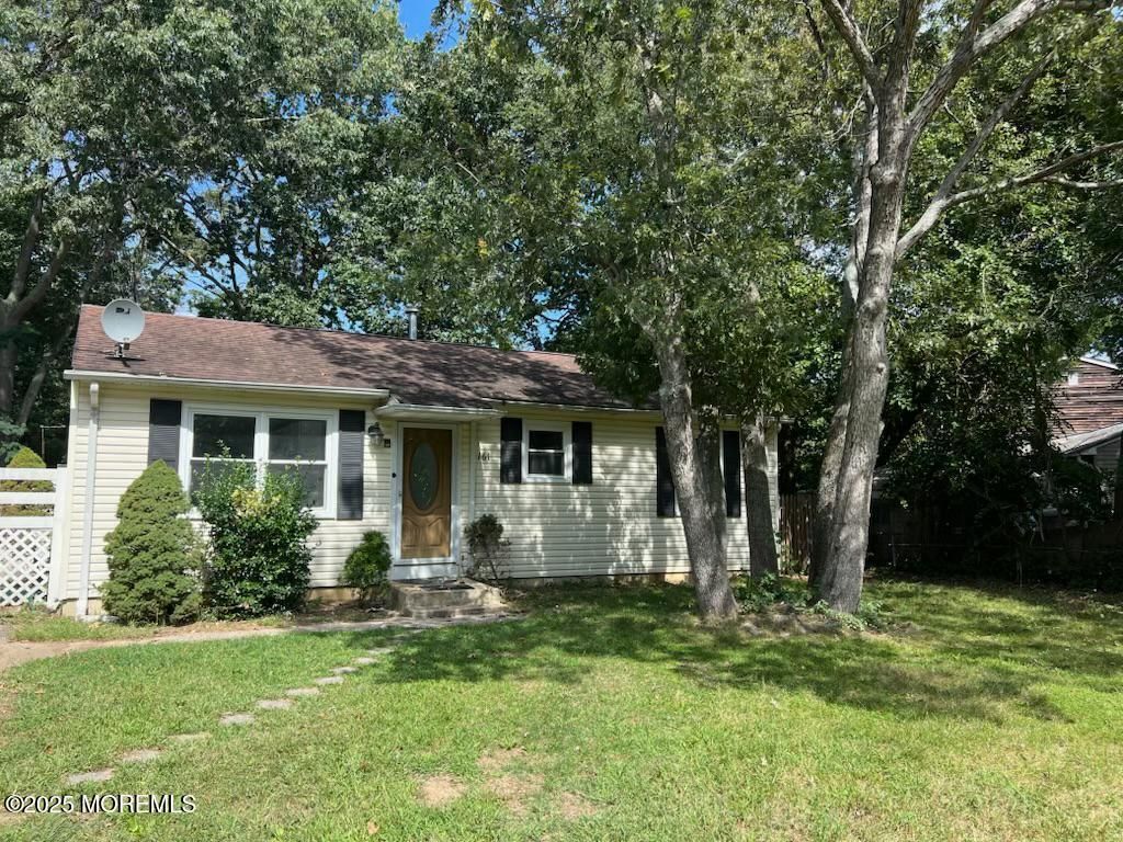 Exterior, Facade, Ranch