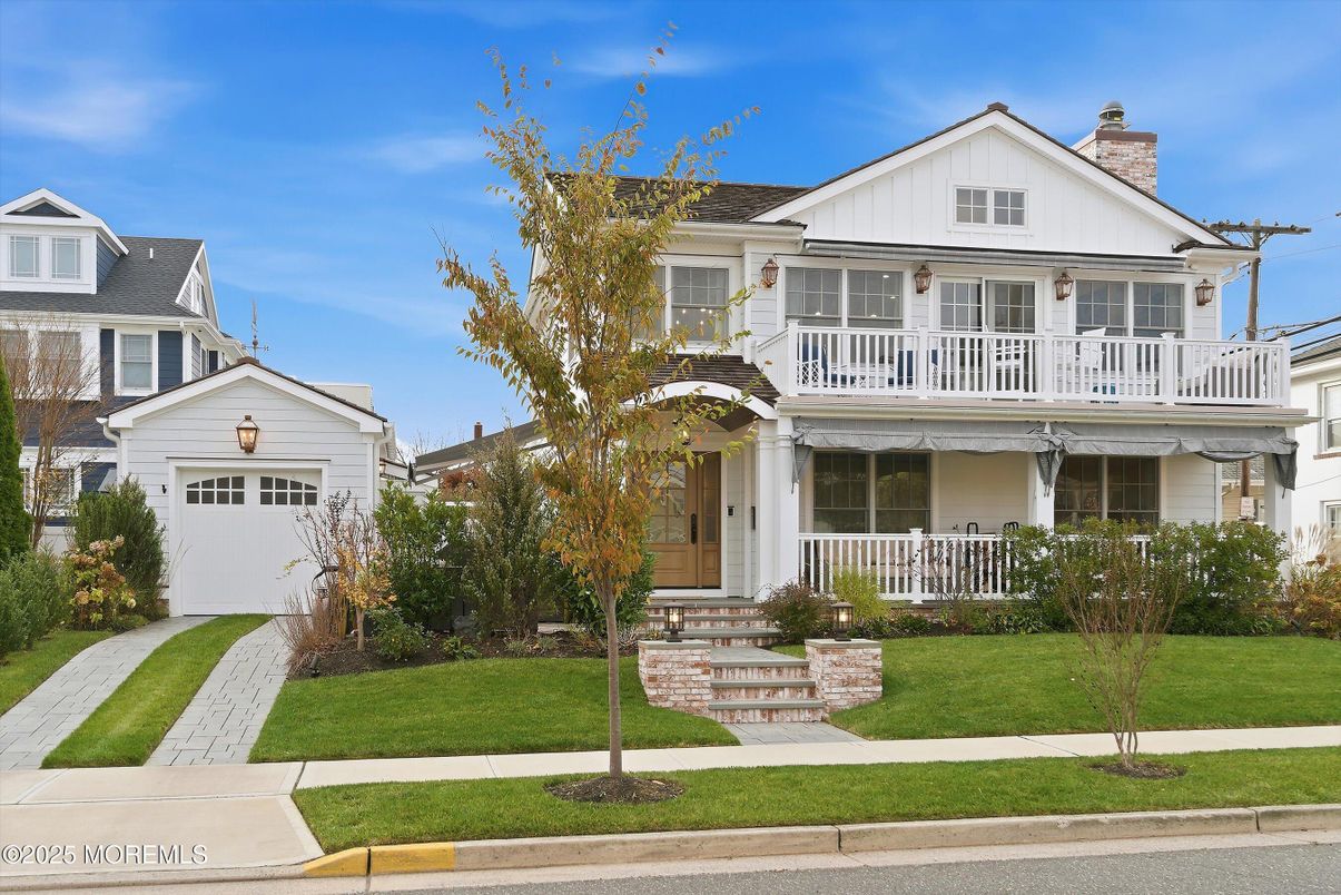 Attached, Exterior, Facade, Farmhouse