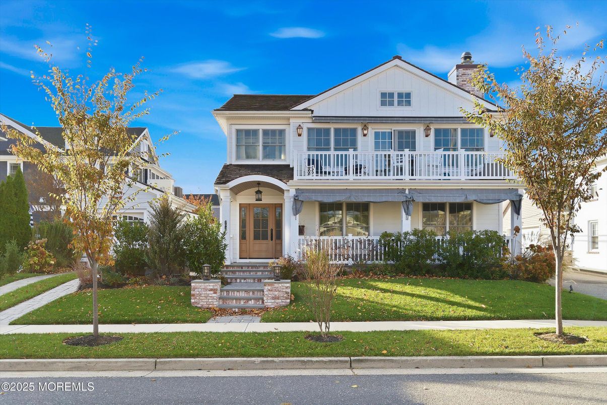 Exterior, Facade, Queen Anne Victorian