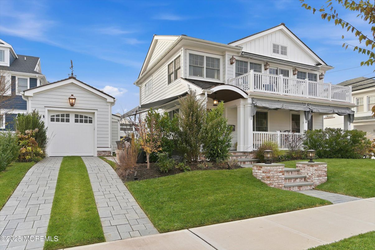Attached, Exterior, Facade, Farmhouse