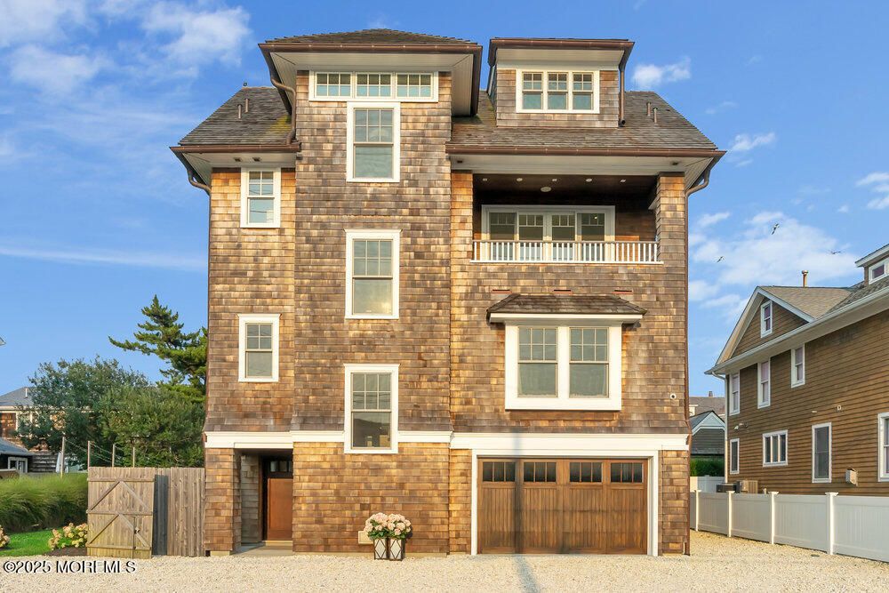 Attached, Exterior, Facade, Rowhouse