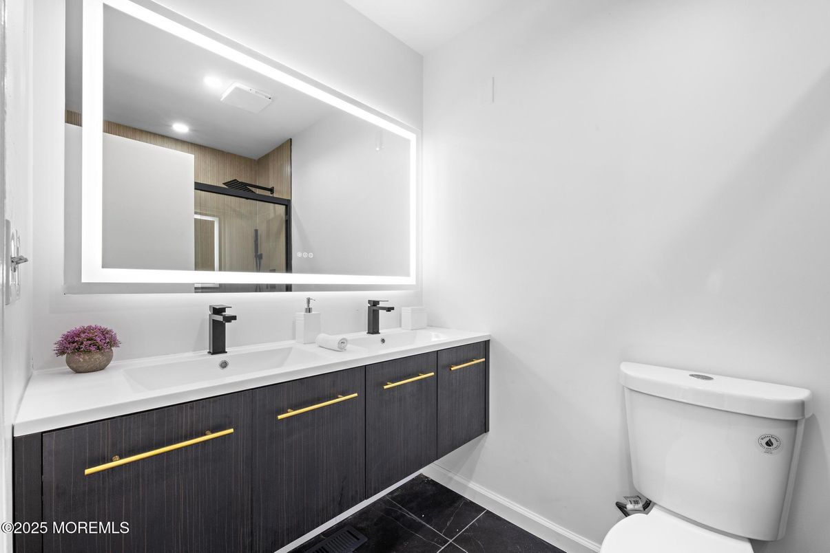 Bathroom, Dual Sink Vanities, Interior, Recessed Lighting