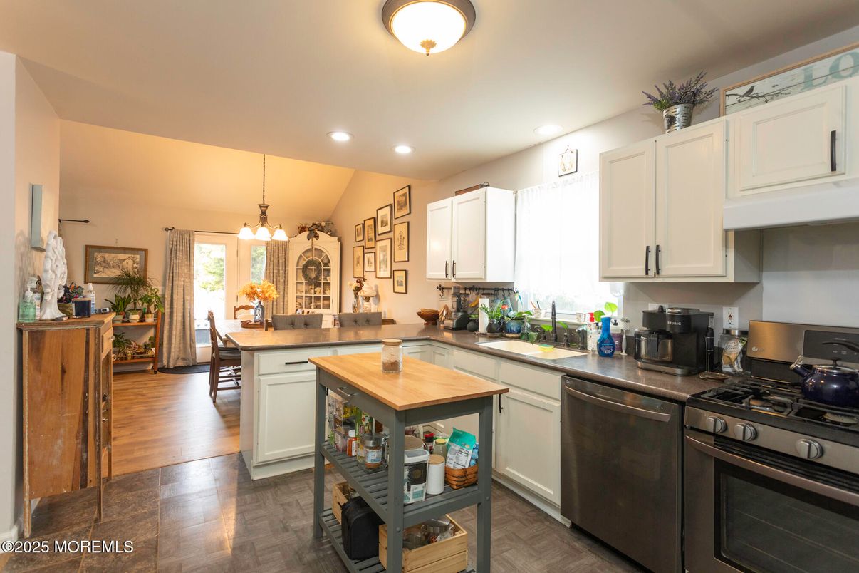 Chandelier, Dining room, Interior, Kitchen, Pendant Lights, Recessed Lighting, Wood Texture Flooring