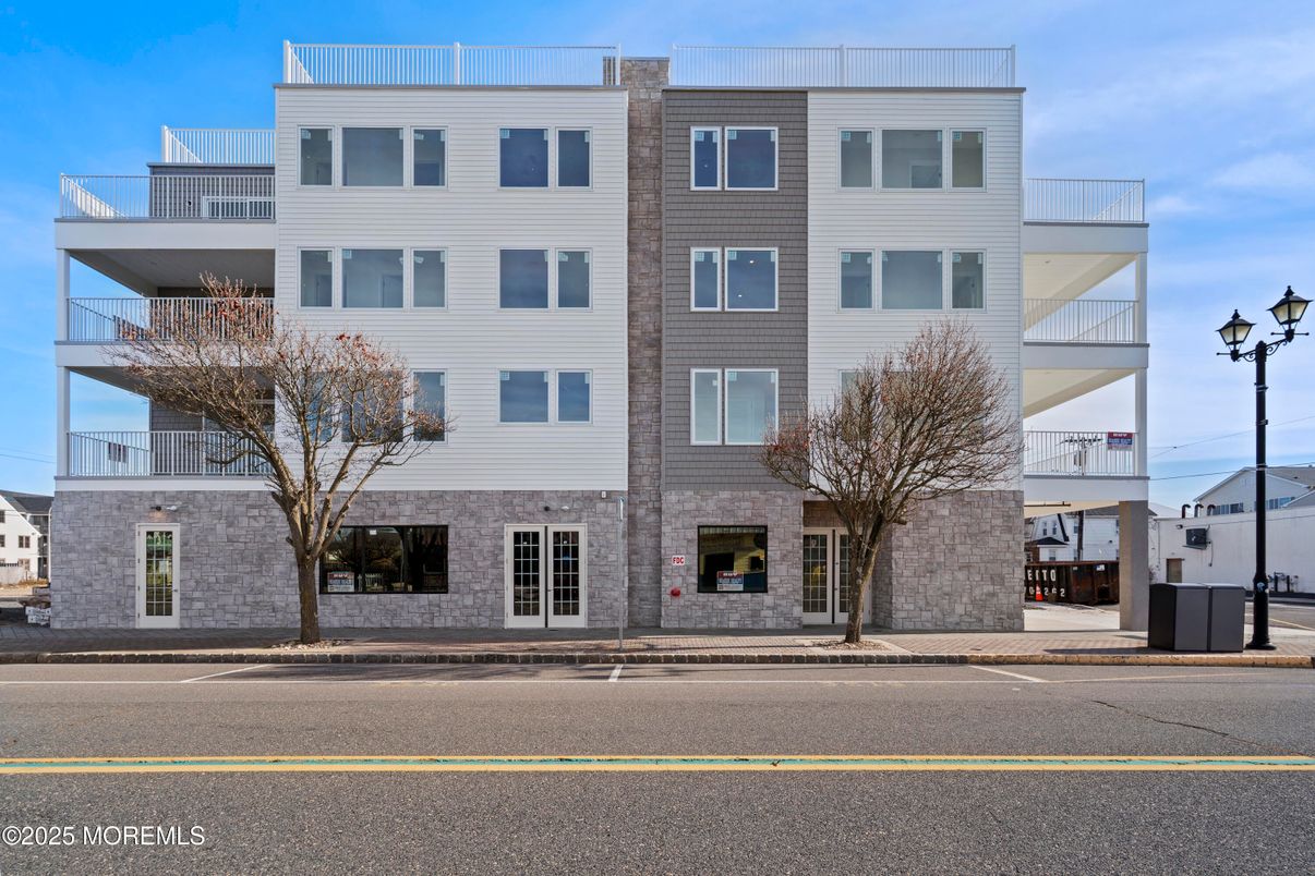 Exterior, Facade, Rowhouse