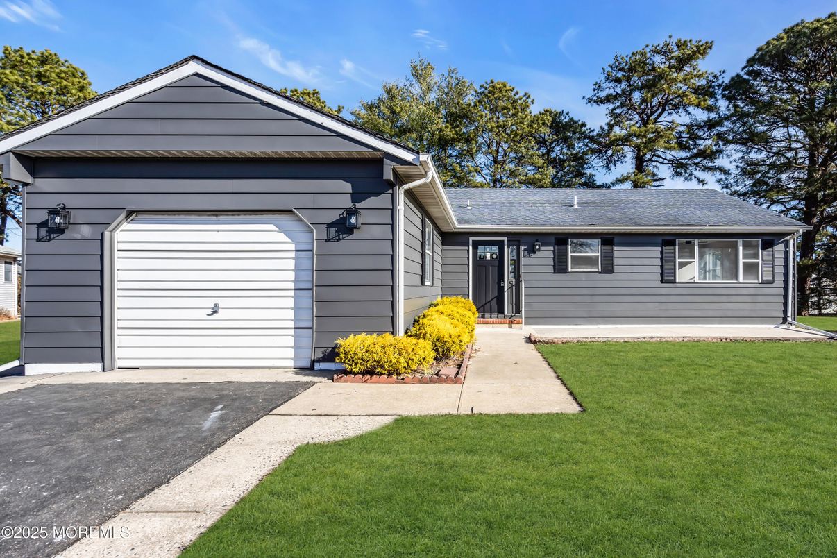 Attached, Exterior, Facade, Ranch