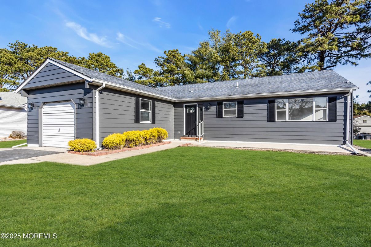 Attached, Exterior, Facade, Ranch