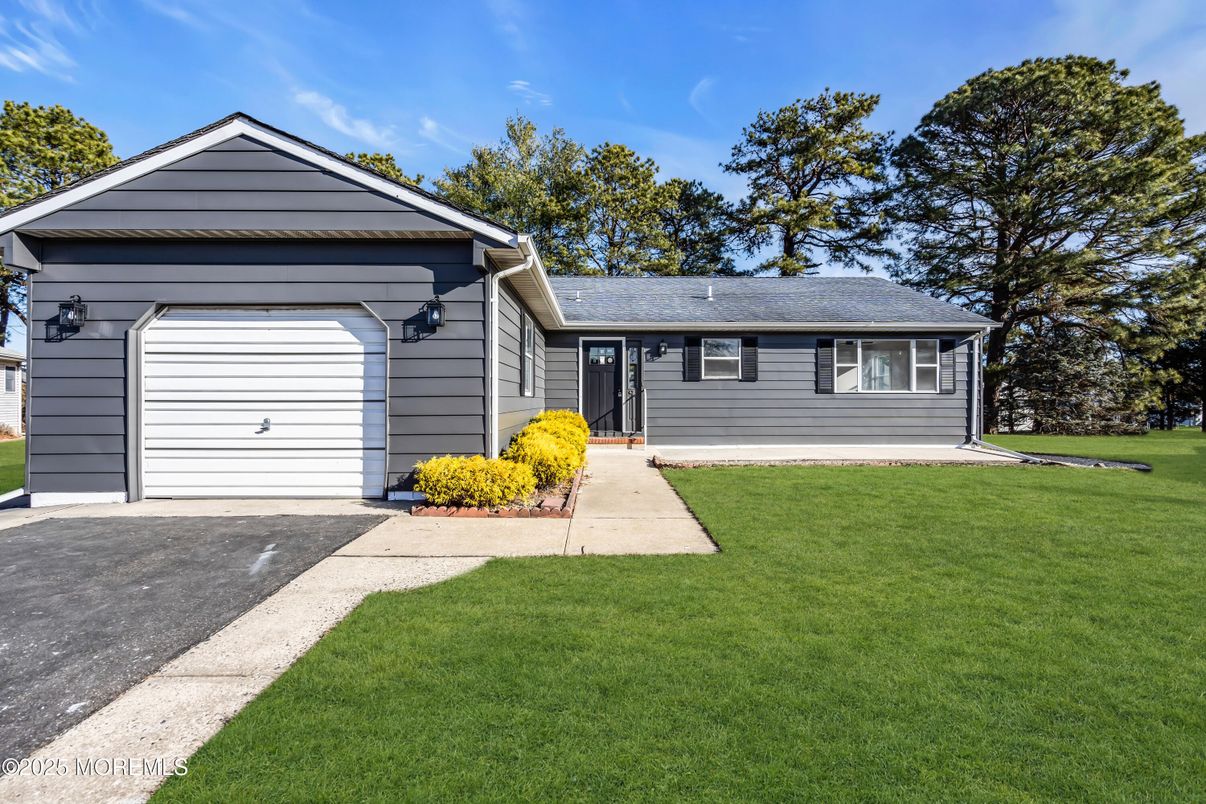 Attached, Exterior, Facade, Ranch