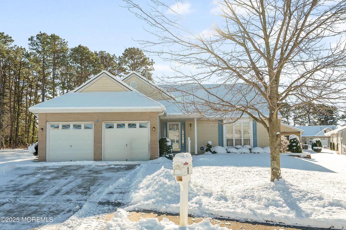 Attached, Exterior, Facade, Ranch