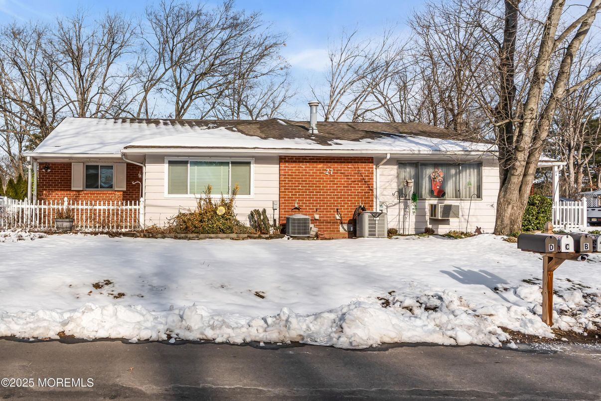 Exterior, Facade, Brick Facade, Ranch