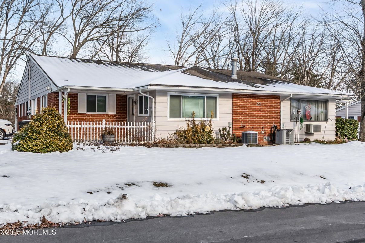 Exterior, Facade, Brick Facade, Ranch