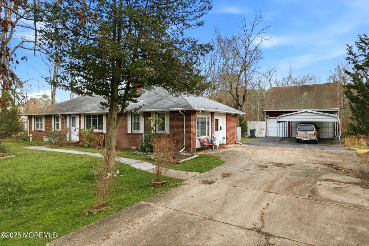 Exterior, Facade, Brick Facade, Cape Cod