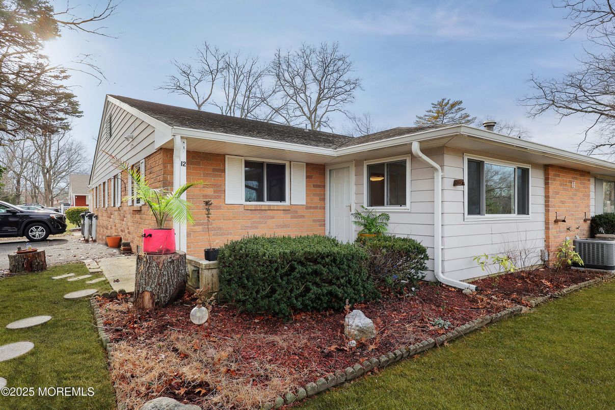 Exterior, Facade, Brick Facade, Ranch