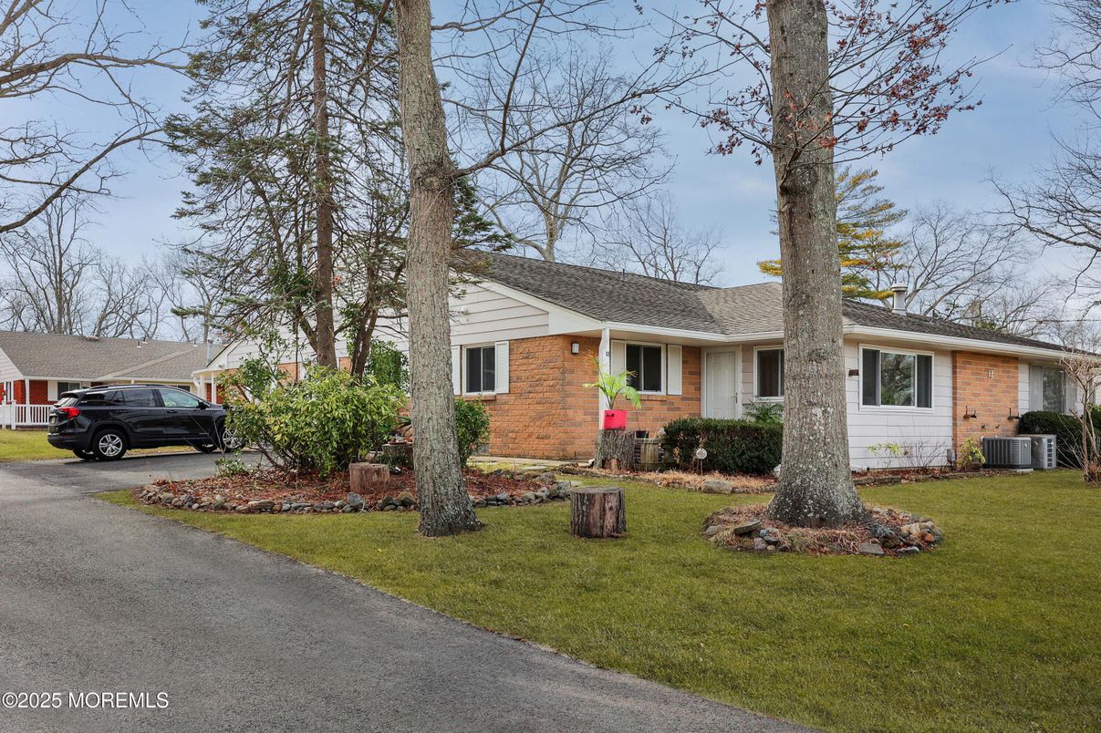 Exterior, Facade, Brick Facade, Ranch