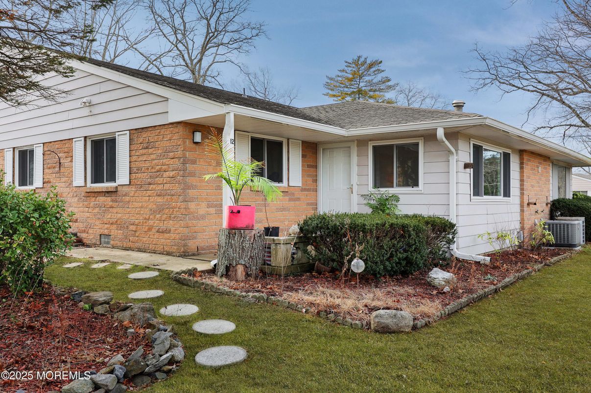 Exterior, Facade, Brick Facade, Ranch