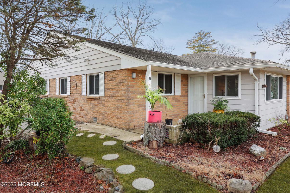 Exterior, Facade, Brick Facade, Ranch