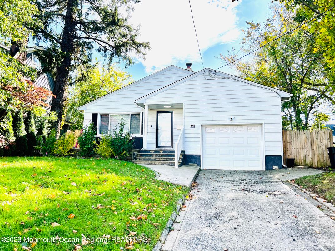 Attached, Exterior, Facade, None