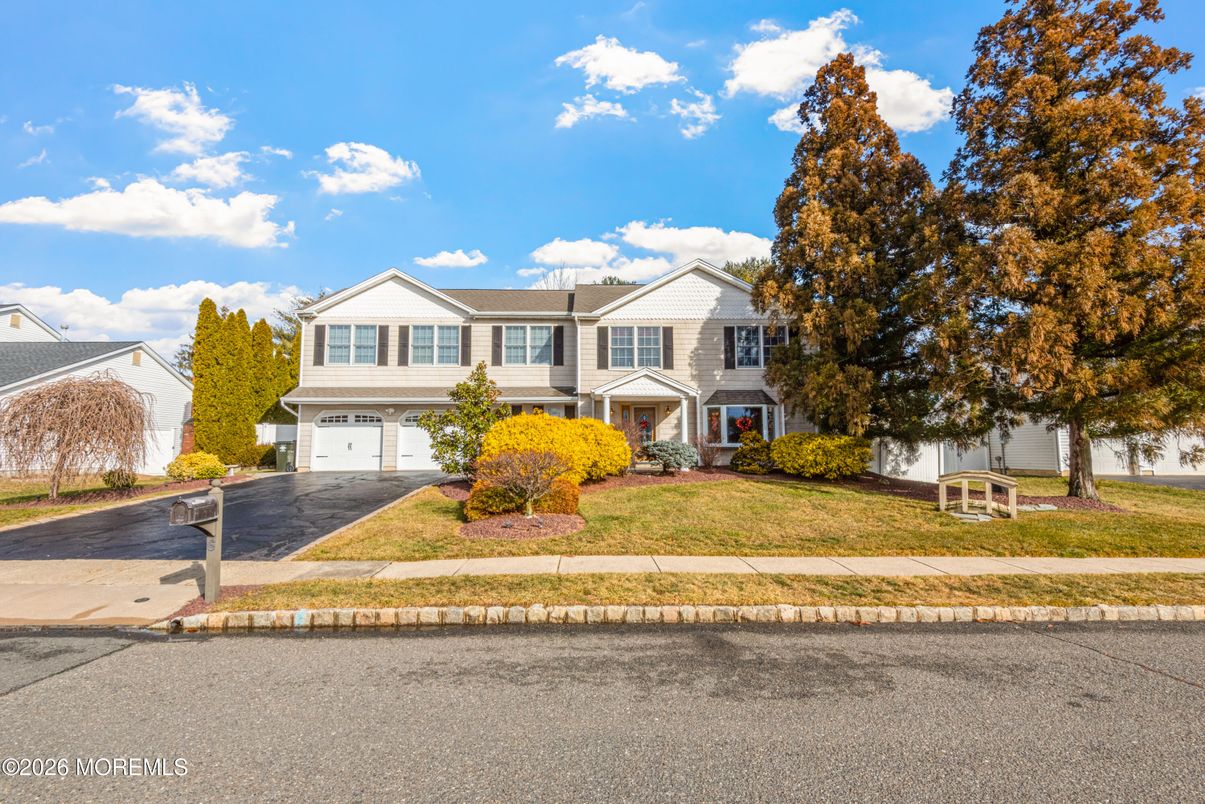 Attached, Exterior, Facade, Farmhouse