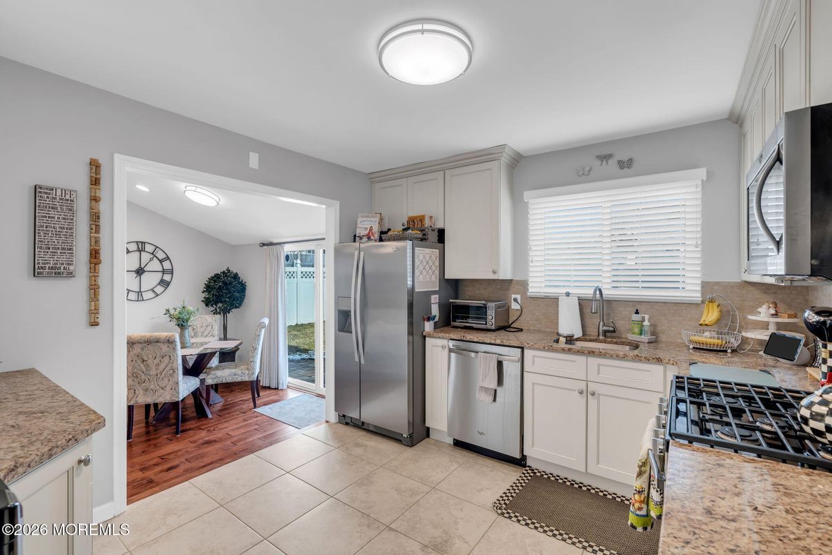 Dining room, Interior, Kitchen, Stainless Steel Appliances, Wood Texture Flooring