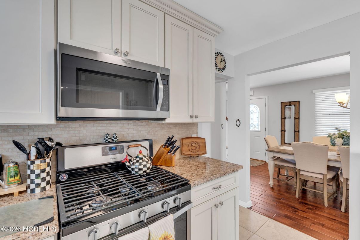 Chandelier, Dining room, Interior, Kitchen, Stainless Steel Appliances, Wood Texture Flooring