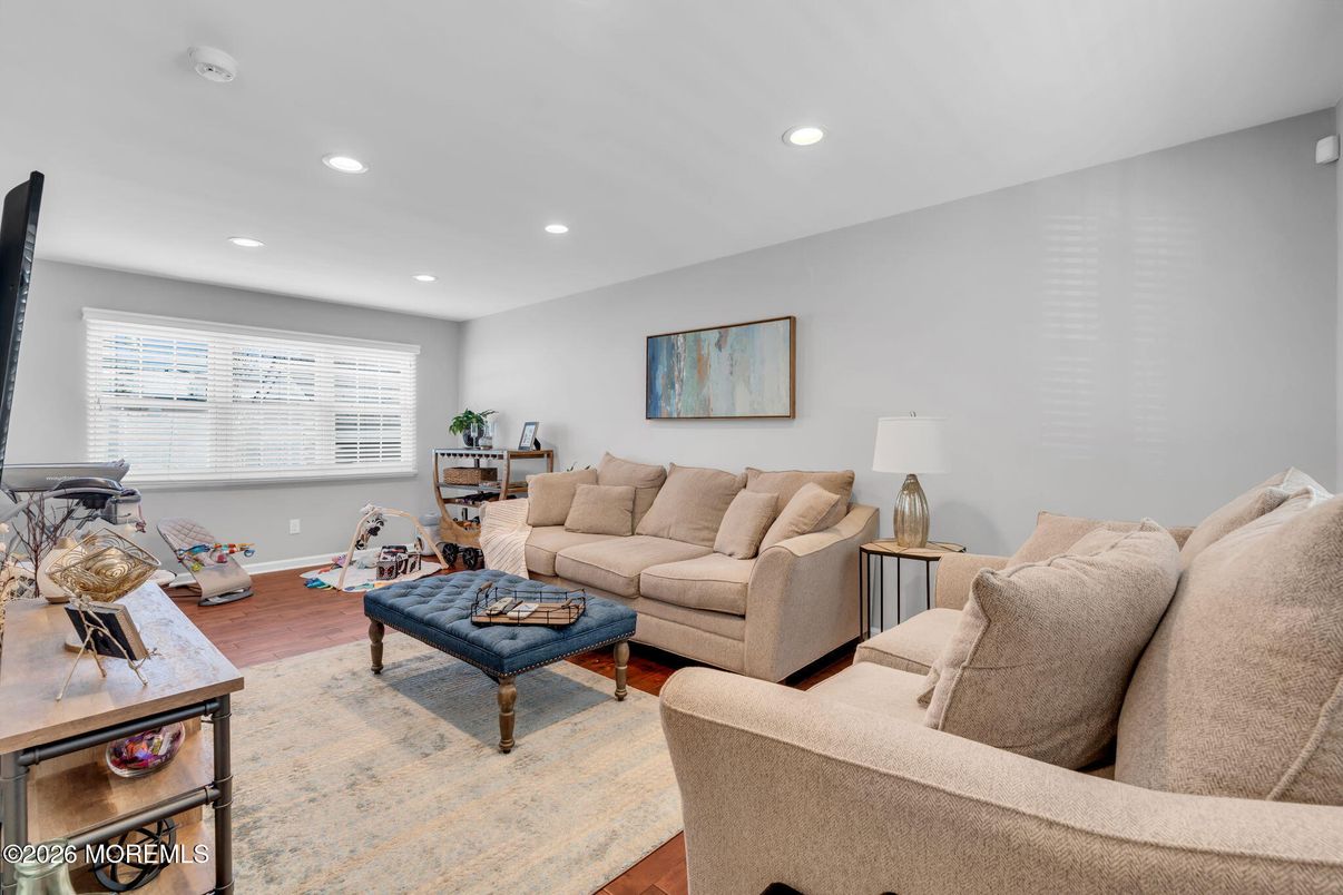 Fitness Equipment, Interior, Living room, Recessed Lighting, Wood Texture Flooring