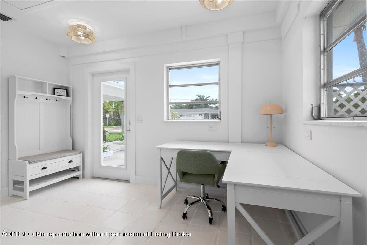 Home Office, Interior