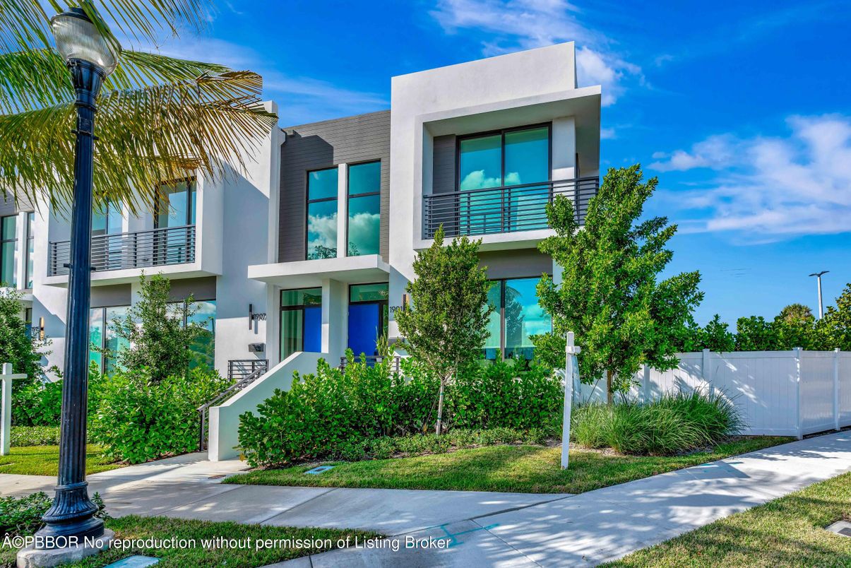 Exterior, Facade, Modern