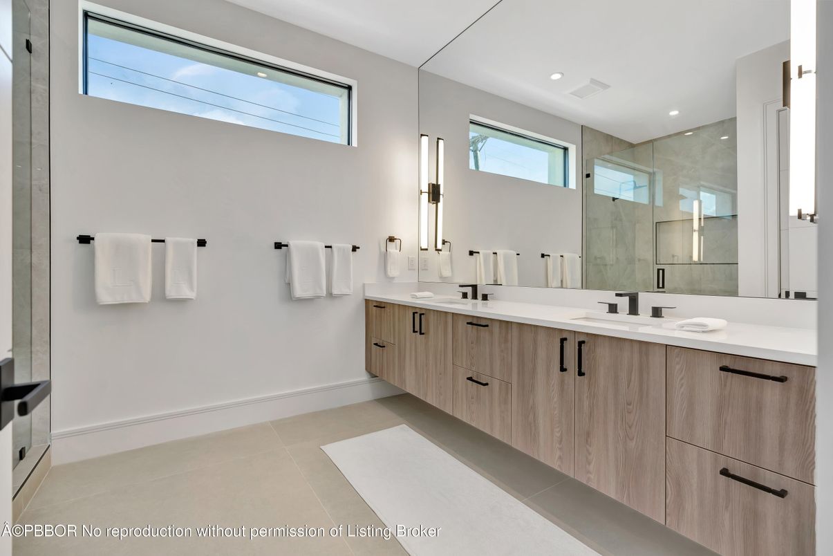 Bathroom, Dual Sink Vanities, Interior, Recessed Lighting