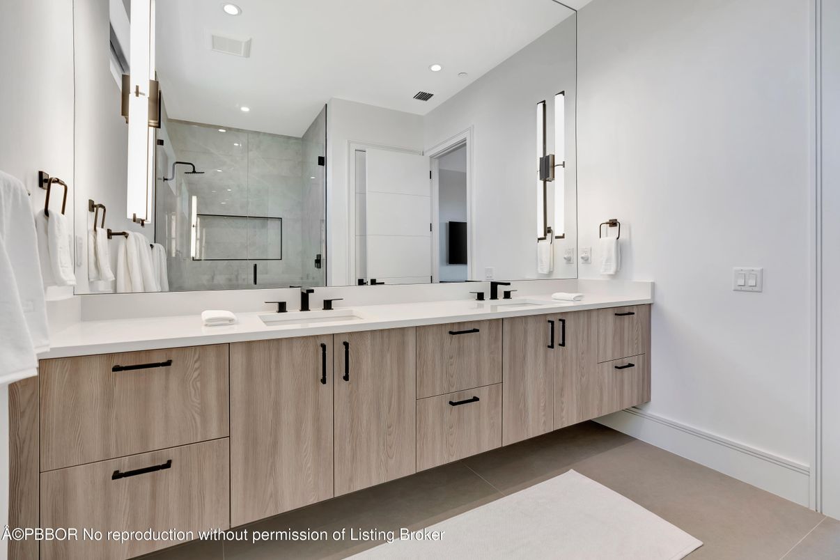 Bathroom, Dual Sink Vanities, Interior, Recessed Lighting