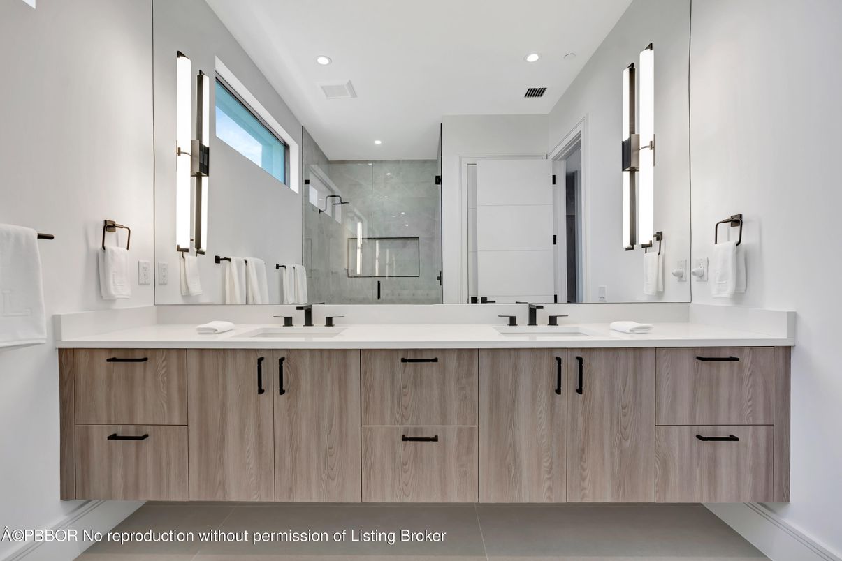 Bathroom, Dual Sink Vanities, Interior, Recessed Lighting