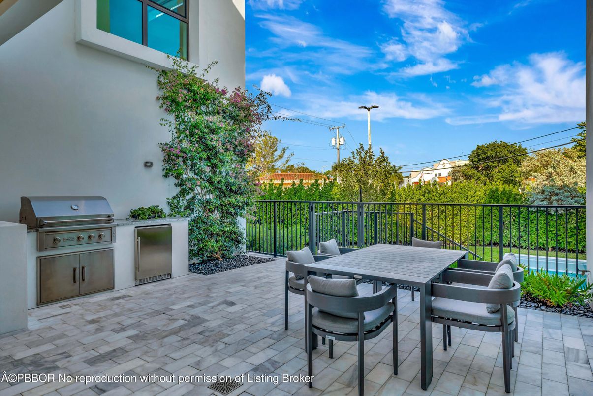 Exterior, Outdoor Kitchen