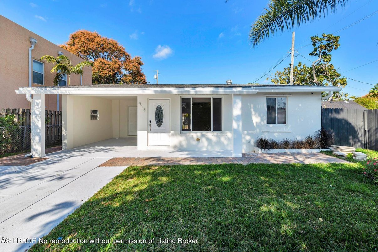 Backyard, Exterior, Facade, Ranch