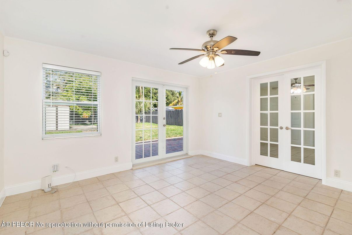 Empty room, Interior