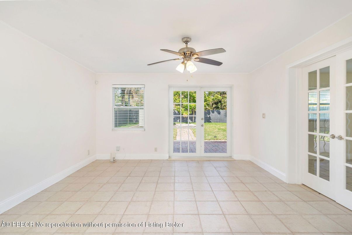 Empty room, Interior