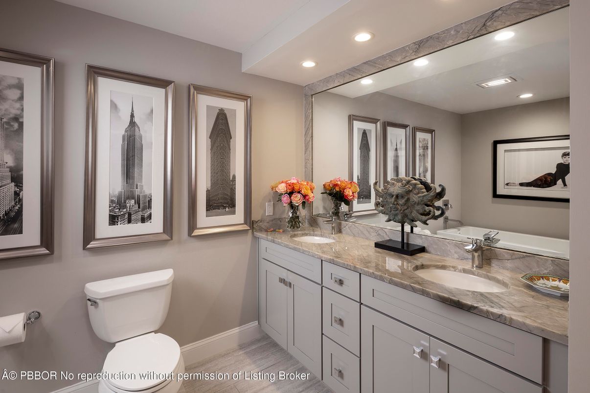 Bathroom, Dual Sink Vanities, Interior, Recessed Lighting