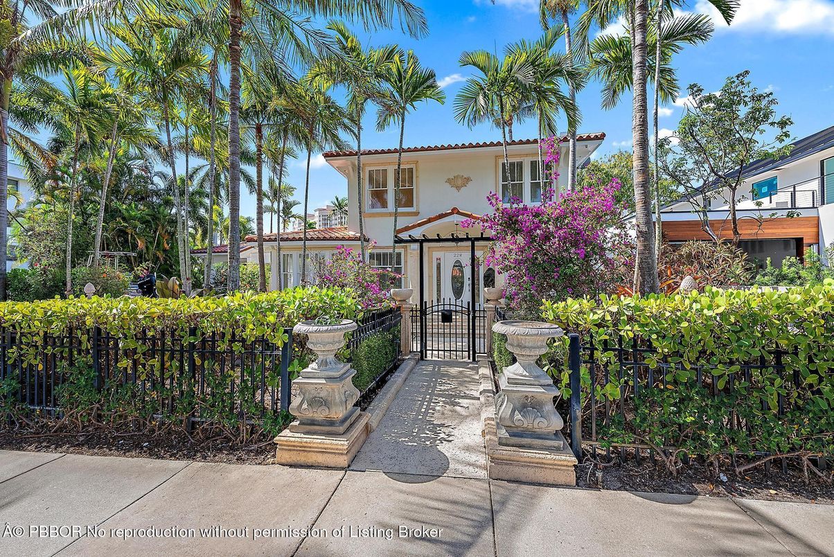 Exterior, Facade, Spanish Mediterranean