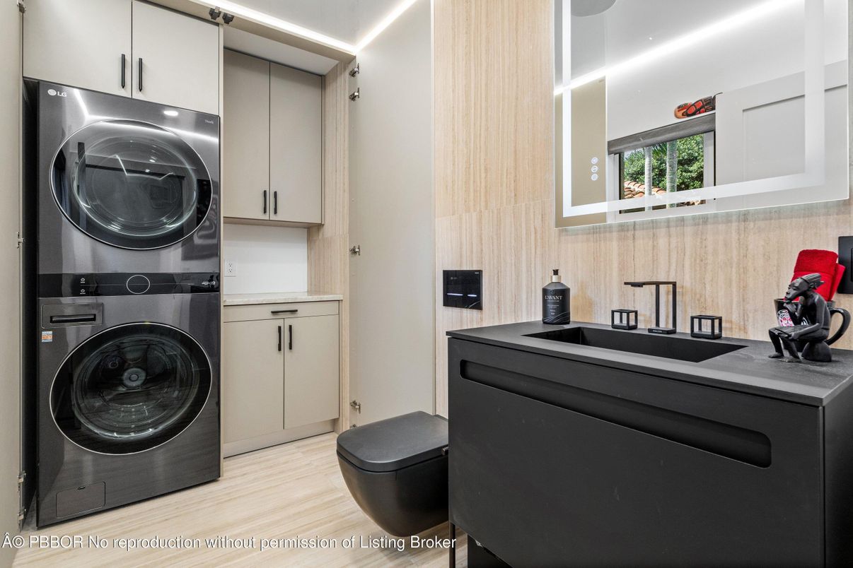 Interior, Utility Closets, Washer, Wood Texture Flooring