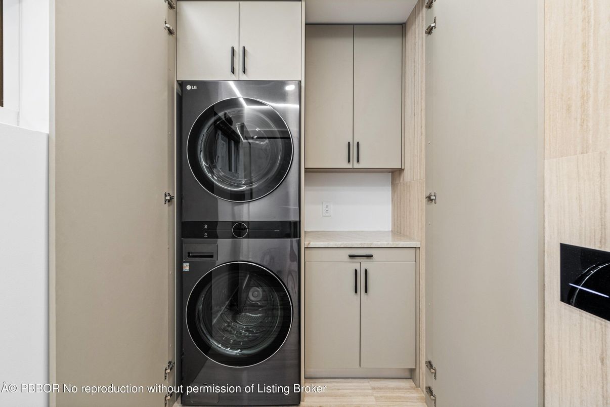 Interior, Utility Closets, Washer, Wood Texture Flooring