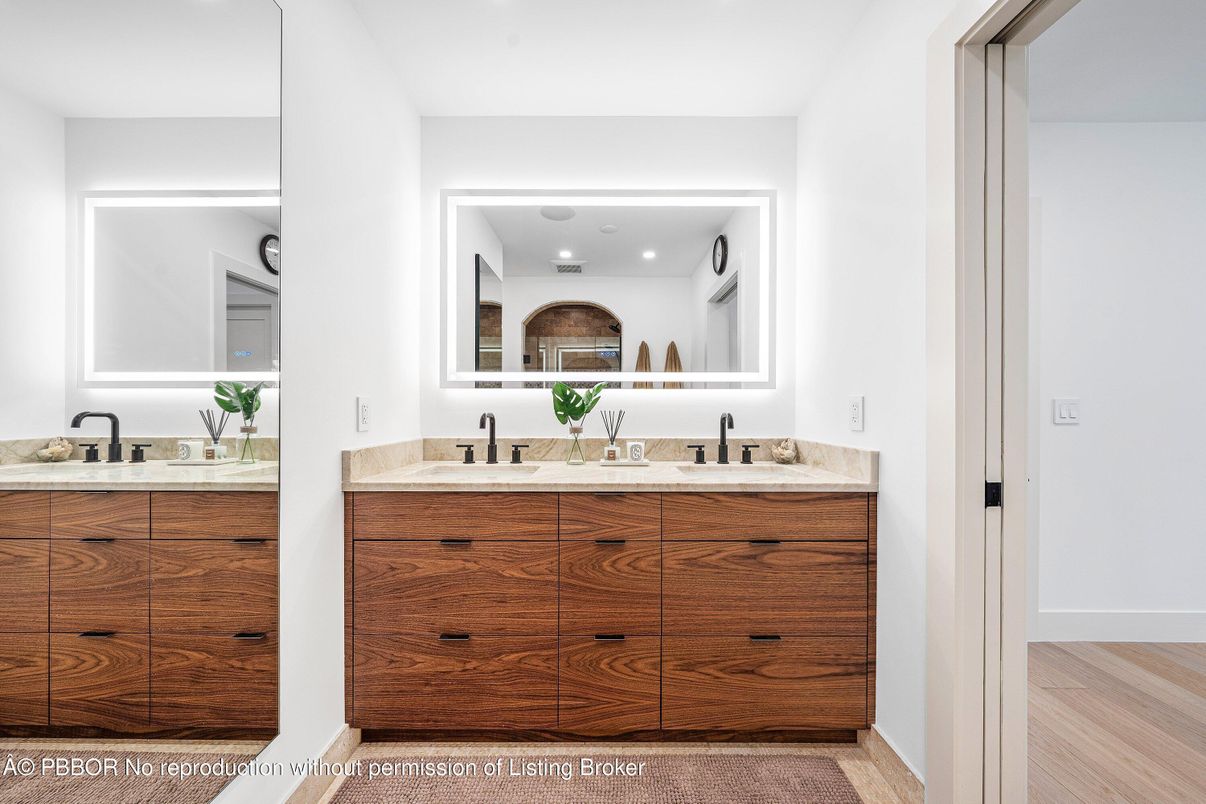Bathroom, Dual Sink Vanities, Interior, Recessed Lighting