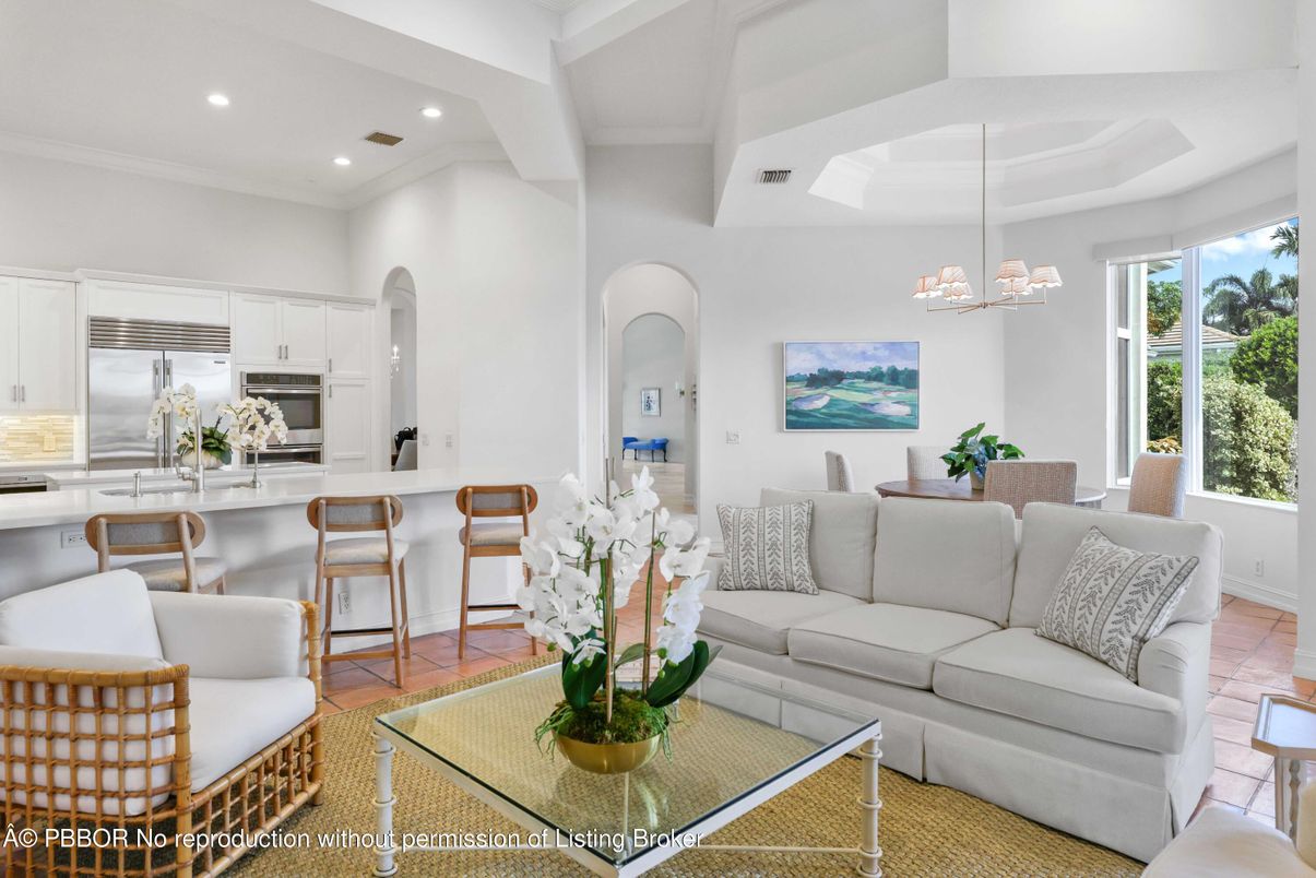 Chandelier, Dining room, Interior, Kitchen, Living room, Pendant Lights, Recessed Lighting, Stainless Steel Appliances