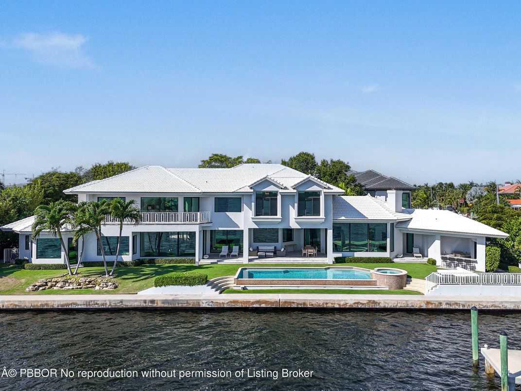 Exterior, Facade, Pool, Water, Farmhouse
