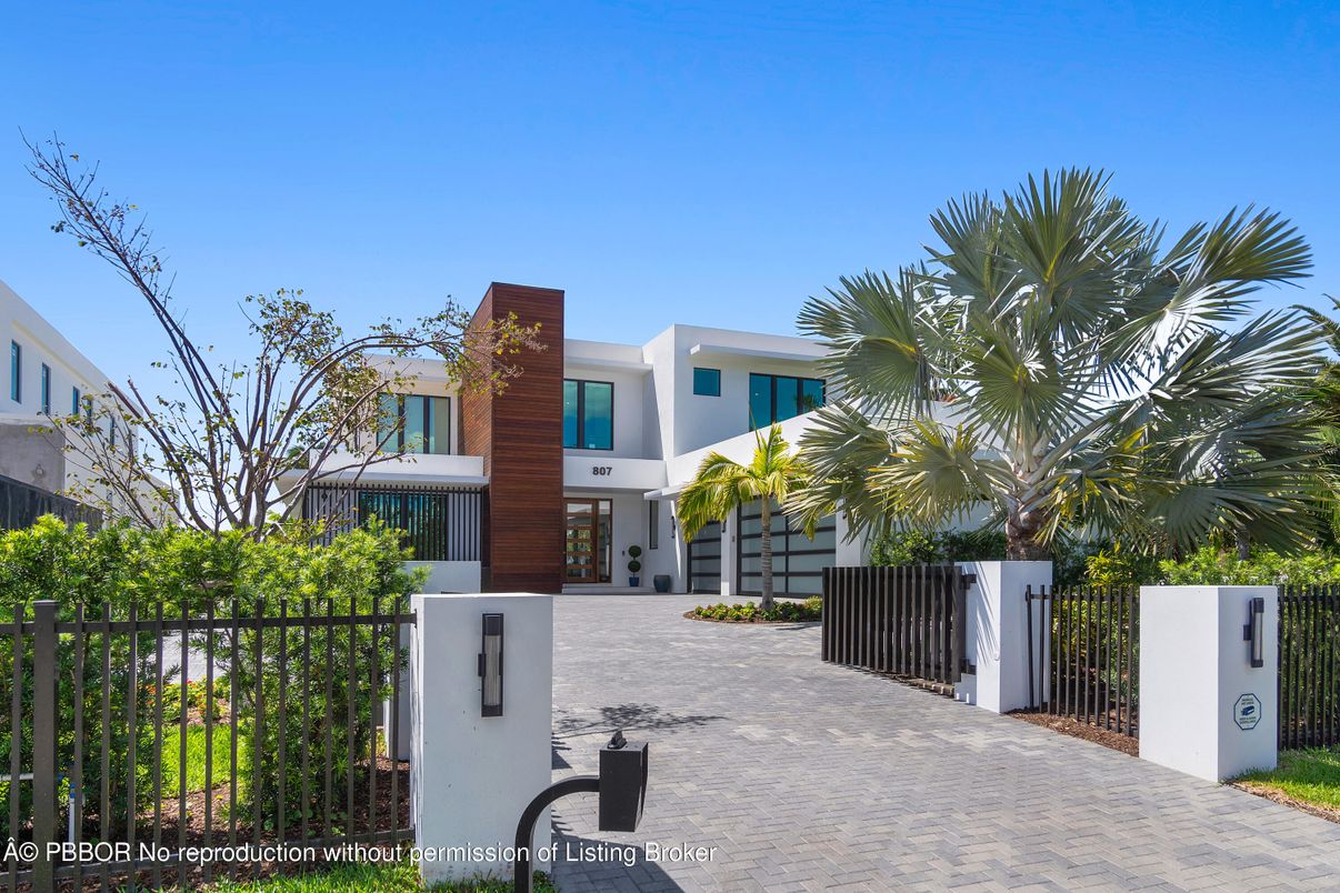 Exterior, Facade, Modern