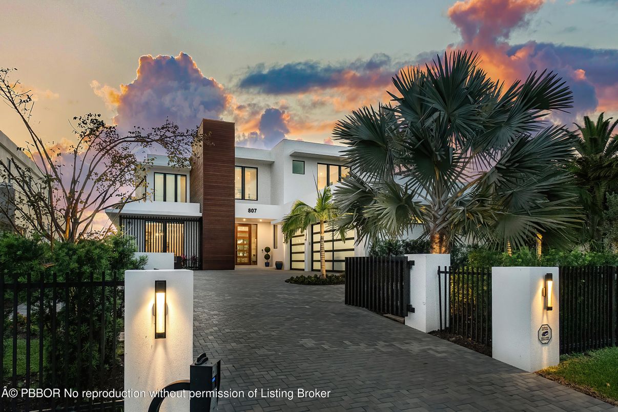 Attached, Exterior, Facade, Modern