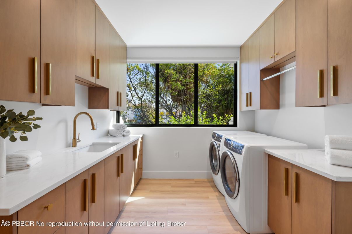 Interior, Washer, Wood Texture Flooring