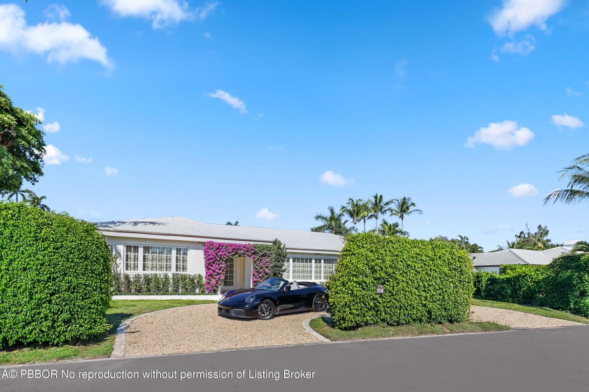 Exterior, Facade, Ranch