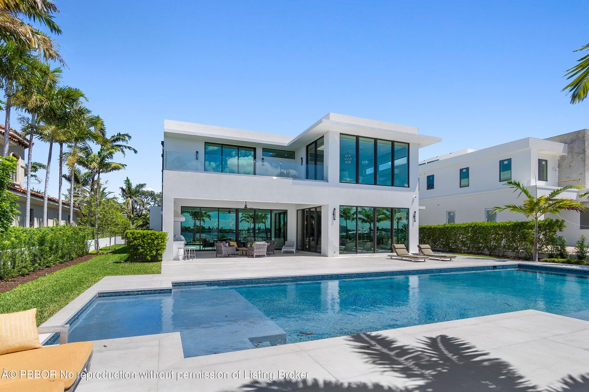 Exterior, Facade, Pool, Modern