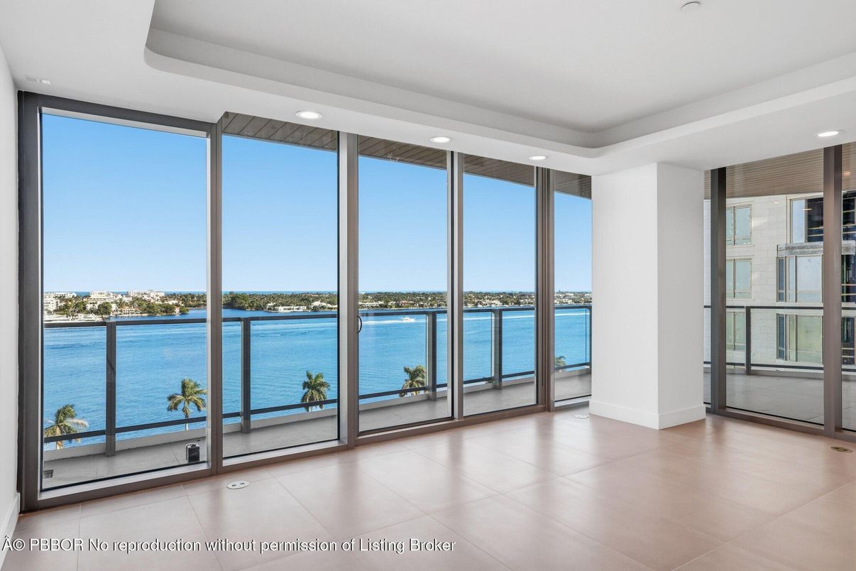 Empty room, Interior, Recessed Lighting, Water